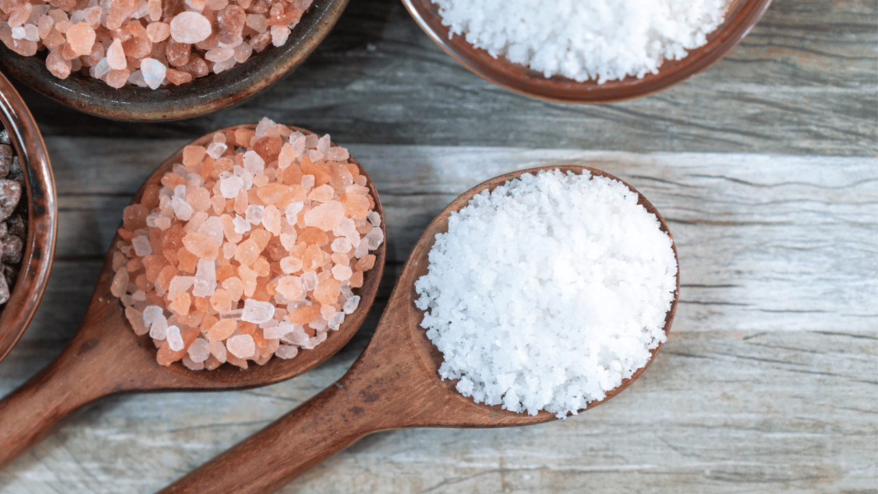 കറിയിൽ ഉപ്പ് കൂടിയാൽ ഇനി ടെൻഷനാവേണ്ട, ഒരു ചെറിയ കഷ്ണം പച്ച ഉരുളക്കിഴങ്ങോ കറിയിൽ ഇട്ടു വെക്കുക. ഇത് അധികം വന്ന ഉപ്പിനെ വലിച്ചെടുക്കുന്നതാണ്. അതുപോലെ ഫ്രിഡ്ജിൽ വെച്ച തേങ്ങ ചിരകാൻ പ്രയാസമാണെങ്കിൽ, ചിരകുന്നതിന് അരമണിക്കൂർ മുൻപ് തേങ്ങ പുറത്തെടുത്ത് ഇളം ചൂടുവെള്ളത്തിൽ മുക്കി വെച്ചാൽ മതി. (Image Credit Source : Getty Images)