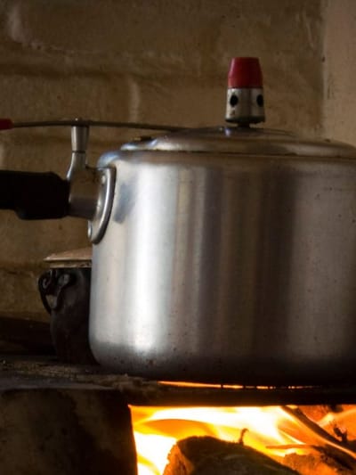 കുക്കറിൽ നിന്ന് വെള്ളം ചീറ്റുന്നോ? ഈ ട്രിക്ക് പരീക്ഷിക്കൂ