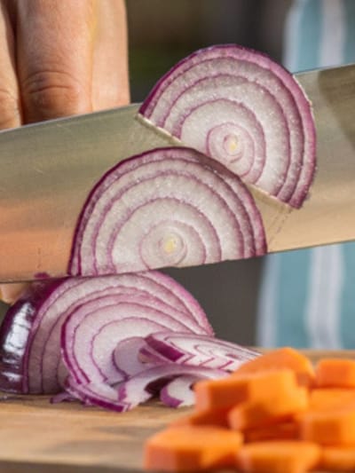 വെളുത്തുള്ളിയും സവാളയും അരിഞ്ഞ മണം മാറുന്നില്ലേ? വഴിയുണ്ട്