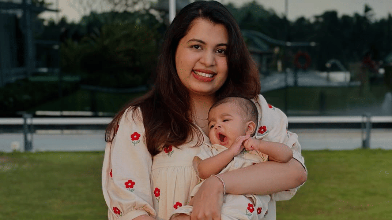 ഒരാൾ അവരുടെ മകന് വേണ്ടി അങ്ങനെ ചെയ്യുന്നതിനെ ഞാൻ പ്രശംസിക്കുന്നു. പക്ഷേ ഞാൻ ആരെയും റോൾ മോഡലാക്കുന്നില്ല. എനിക്ക് ശരിയെന്ന് തോന്നുന്നതാണ് ചെയ്യുക. മറ്റുള്ളവർ അവരുടെ കുഞ്ഞിനെ അവർക്കിഷ്ടമുള്ളത് പോലെ വളർത്തട്ടെ. ഞാൻ എനിക്ക് വേണ്ടത് പോലെ എന്റെ മകനെ വളർത്തും എന്നാണ് ദിയ കൃഷ്ണ മറുപടി നൽകിയത്.
