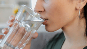 പുരുഷന്മാരും സ്ത്രീകളും ഒരേ അളവിലാണോ വെള്ളം കുടിക്കേണ്ടത്?