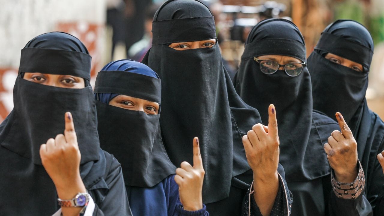 മഷി മായ്ക്കാൻ ശ്രമിക്കുന്നതിലെ അപകടങ്ങളും നിങ്ങൾ അറിഞ്ഞിരിക്കേണ്ട നിയമവശങ്ങളും ഉണ്ട്. തിരഞ്ഞെടുപ്പ് കമ്മീഷൻ ഉപയോഗിക്കുന്ന ഈ മഷിയിൽ സിൽവർ നൈട്രേറ്റ് അടങ്ങിയിട്ടുണ്ട്. ഇത് ചർമ്മത്തിലെ പ്രോട്ടീനുകളുമായി പ്രതിപ്രവർത്തിച്ച് സൂര്യപ്രകാശം ഏൽക്കുമ്പോൾ കടും നിറമാവുകയും വിരലിൽ ഉറച്ചുനിൽക്കുകയും ചെയ്യുന്നു.