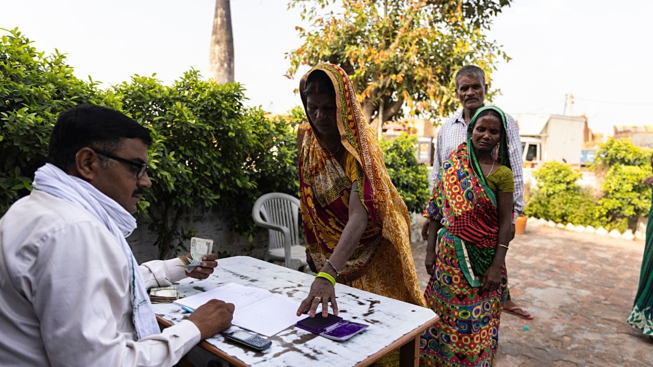 ഇത് വെള്ളം കൊണ്ടോ സോപ്പ് ഉപയോഗിച്ചോ കഴുകിക്കളയാൻ സാധിക്കില്ല. ചർമ്മത്തിന്റെ പുറംപാളികൾ സ്വാഭാവികമായി കൊഴിഞ്ഞുപോകുമ്പോൾ മാത്രമേ ഇത് പൂർണ്ണമായും മാഞ്ഞുപോവുകയുള്ളൂ. ഇതിന് ഏകദേശം 2 മുതൽ 4 ആഴ്ച വരെ സമയമെടുക്കും. മഷി മായ്ക്കാൻ ശ്രമിച്ചാലുള്ള നിയമപരമായ പ്രശ്നങ്ങൾ ആണ് മറ്റൊന്ന്. വോട്ട് ചെയ്യുന്നതിന് മുൻപോ ശേഷമോ മഷി മായ്ക്കാൻ ശ്രമിക്കുന്നത് ഗുരുതരമായ നിയമലംഘനമായി കണക്കാക്കാം. മഷി മായ്ക്കാൻ ശ്രമിക്കുന്നത് കള്ളവോട്ട് ചെയ്യാനുള്ള ഉദ്ദേശ്യമായി വ്യാഖ്യാനിക്കപ്പെട്ടാൽ അത് ശിക്ഷാർഹമാണ്.