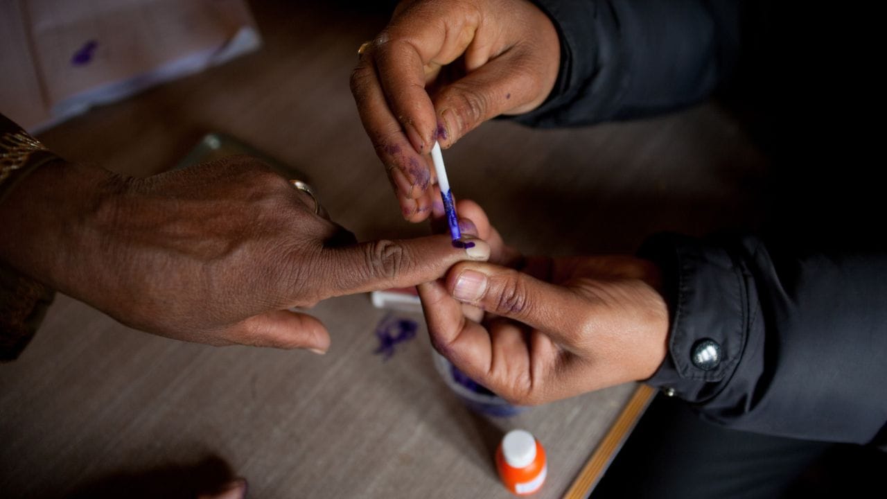 വോട്ട് ചെയ്യുന്നതിന് മുൻപായി നിങ്ങളുടെ വിരലിൽ എണ്ണയോ ക്രീമോ പുരട്ടിയിട്ടുണ്ടെന്ന് പോളിംഗ് ഓഫീസർക്ക് തോന്നിയാൽ, അത് തുടച്ചുമാറ്റിയ ശേഷമേ മഷി പുരട്ടുകയുള്ളൂ. മഷി ഇടാൻ സമ്മതിക്കാതിരിക്കുന്നത് വോട്ടവകാശം നിഷേധിക്കപ്പെടാൻ കാരണമാകും. തെരഞ്ഞെടുപ്പ് ചട്ടങ്ങൾ പ്രകാരം വോട്ടറെ തിരിച്ചറിയാൻ സഹായിക്കുന്ന ഈ അടയാളം നശിപ്പിക്കുന്നത് തെരഞ്ഞെടുപ്പ് പ്രക്രിയയെ അട്ടിമറിക്കാനുള്ള ശ്രമമായി കണക്കാക്കാം.