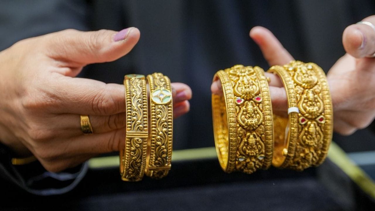 പ്രശ്നങ്ങൾ പരിഹരിക്കപ്പെടുകയാണെങ്കിൽ രാജ്യാന്ത തലത്തിൽ ക്രൂഡ് ഓയിൽ വില കുറയും. ഇത് ഡോളർ സൂചികയുടെ ഇടിവിനും സ്വർണവിലയുടെ മുന്നേറ്റത്തിനും കാരണമാകും. ഡോളർ താഴുന്നതോടെ മറ്റ് കറൻസികളിൽ സ്വർണം വാങ്ങുന്നത് എളുപ്പമാവുന്നതും ഡിമാൻഡ് കൂടുന്നതുമാണ് സ്വർണവില കൂടാൻ കാരണമാകുന്നത്.
