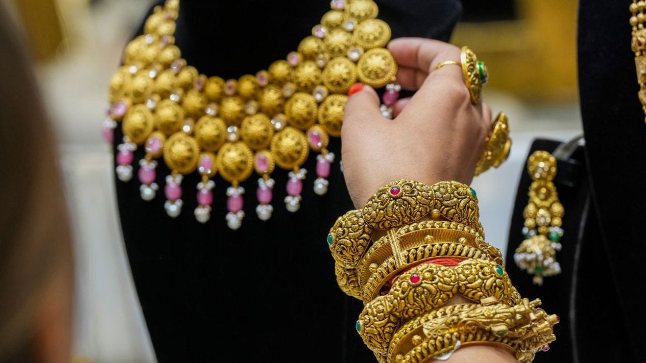 സംഘർഷം നീണ്ടുനിൽക്കുന്നതിനാൽ വരുംദിവസങ്ങളിലും സ്വർണവില കുറഞ്ഞേക്കാം. എന്നാൽ നേരിയ വർദ്ധനവിനുള്ള സാധ്യതയും തള്ളിക്കളയാനാകില്ല. ഇറാനും യുഎസും തമ്മിൽ പാക്കിസ്ഥാനിൽ നടക്കുമെന്ന് കരുതുന്ന സമാധാന ചർച്ചകളാകും വരും ദിവസത്തിലെ സ്വർണവിലയ്ക്ക് നിർണായകമാകുന്നത്.
