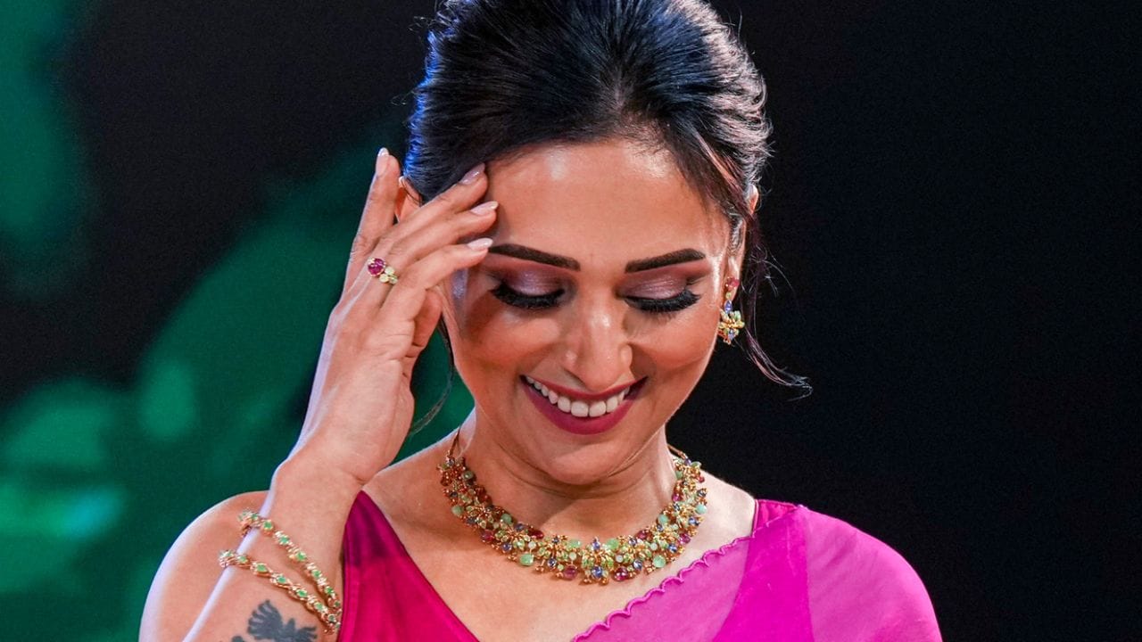 വിലയിൽ നേരിയ വർദ്ധനവ് ഉണ്ടെങ്കിലും ഈ ആഴ്ചയിലാകെ നഷ്ടമാണ് രേഖപ്പെടുത്തിയത്. രണ്ട് ശതമാനത്തിലധികമാണ് സ്വർണനിരക്ക് കുറഞ്ഞത്. യുഎസും ഇറാനും തമ്മിലുള്ള രണ്ടാം ഘട്ട ചർച്ചകളും ഫലപ്രദമാകാത്തതാണ് വിലയിലെ ഇടിവിന് കാരണം. എണ്ണ വില ഉയരുന്നത് പണപ്പെരുപ്പത്തിന് കാരണമാവുകയും ഉയർന്ന പലിശ നിരക്കിനുള്ള സാധ്യത വർദ്ധിപ്പിക്കുകയും ചെയ്യും.
