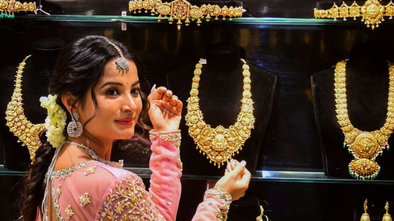 അതേസമയം, ചർച്ചകൾ പരാജയപ്പെട്ടാൽ സ്വർണവില ഇനിയും ഇടിയും. ഇന്ത്യയിലടക്ക് ഓഹരി വിപണികളിൽ നഷ്ടത്തിലാകാനും സാധ്യതയുണ്ട്. സാധാരണയായി യുദ്ധ സമയത്ത് സ്വർണവില കൂടുകയാണ് പതിവെങ്കിലും ഇവിടെ ക്രൂഡ് ഓയിൽ വില വർദ്ധിക്കുന്നതാണ് തിരിച്ചടിയാവുന്നത്. കേന്ദ്രബാങ്കിന്റെ അടിസ്ഥാന പലിശ നിരക്കും നിർണായകമാണ്. 
