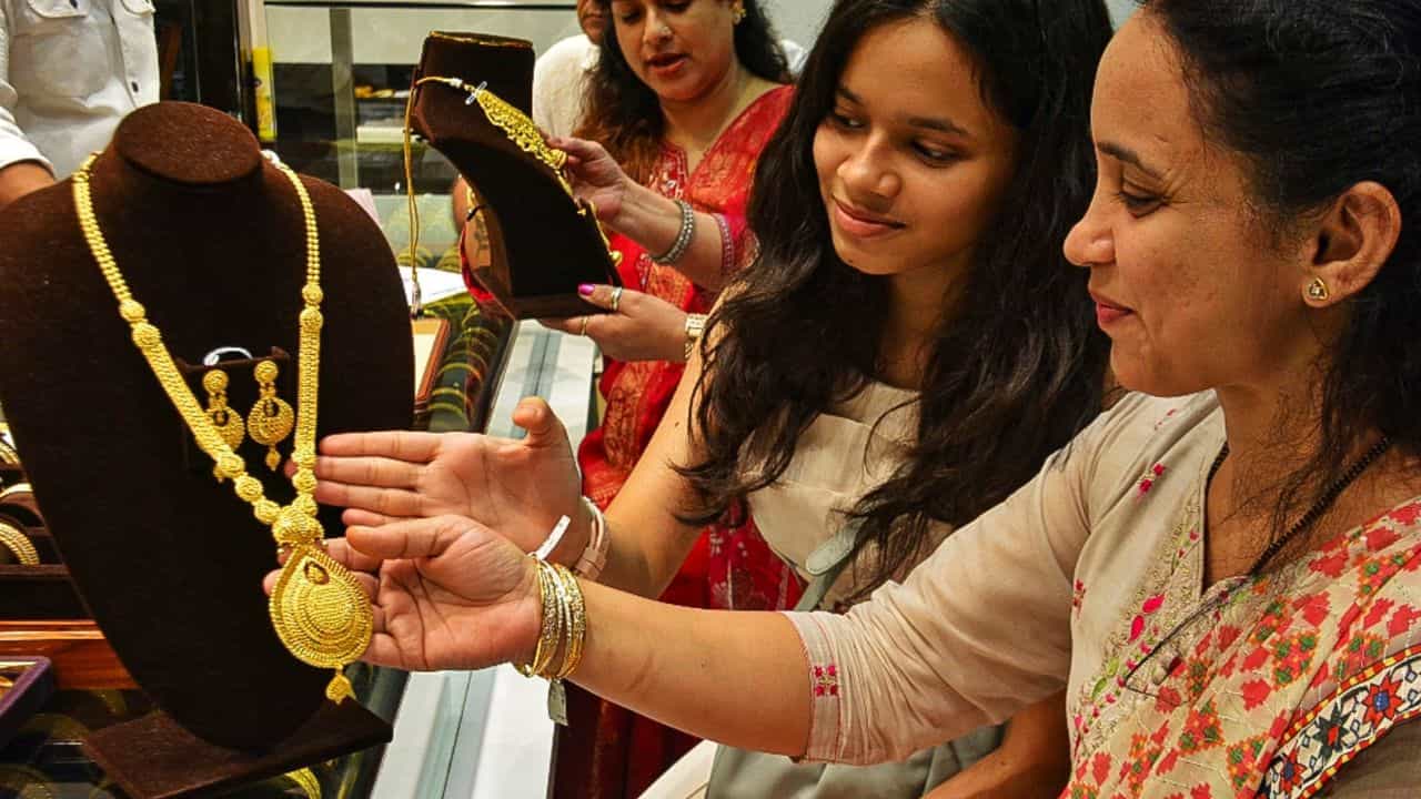 Kerala Gold Rate: ഇന്ന് സ്വർണം വാങ്ങാൻ എത്ര രൂപ കൊടുക്കണം? വിറ്റാൽ ലാഭമോ, നിരക്ക് അറിഞ്ഞോളൂ