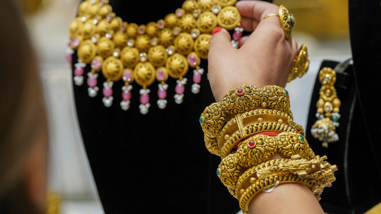 Kerala Gold Rate: വൻ വർദ്ധനവ്, പിടിവാശിയിൽ സ്വർണം, വാങ്ങാൻ അല്പം പാടുപെടും! Kerala Gold Rate: വൻ വർദ്ധനവ്, പിടിവാശിയിൽ സ്വർണം, വാങ്ങാൻ അല്പം പാടുപെടും!