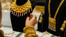 സ്വർണം വാങ്ങാൻ ഇനിയും കാത്തിരിക്കണോ? വില അൽപം പ്രശ്നമാ...