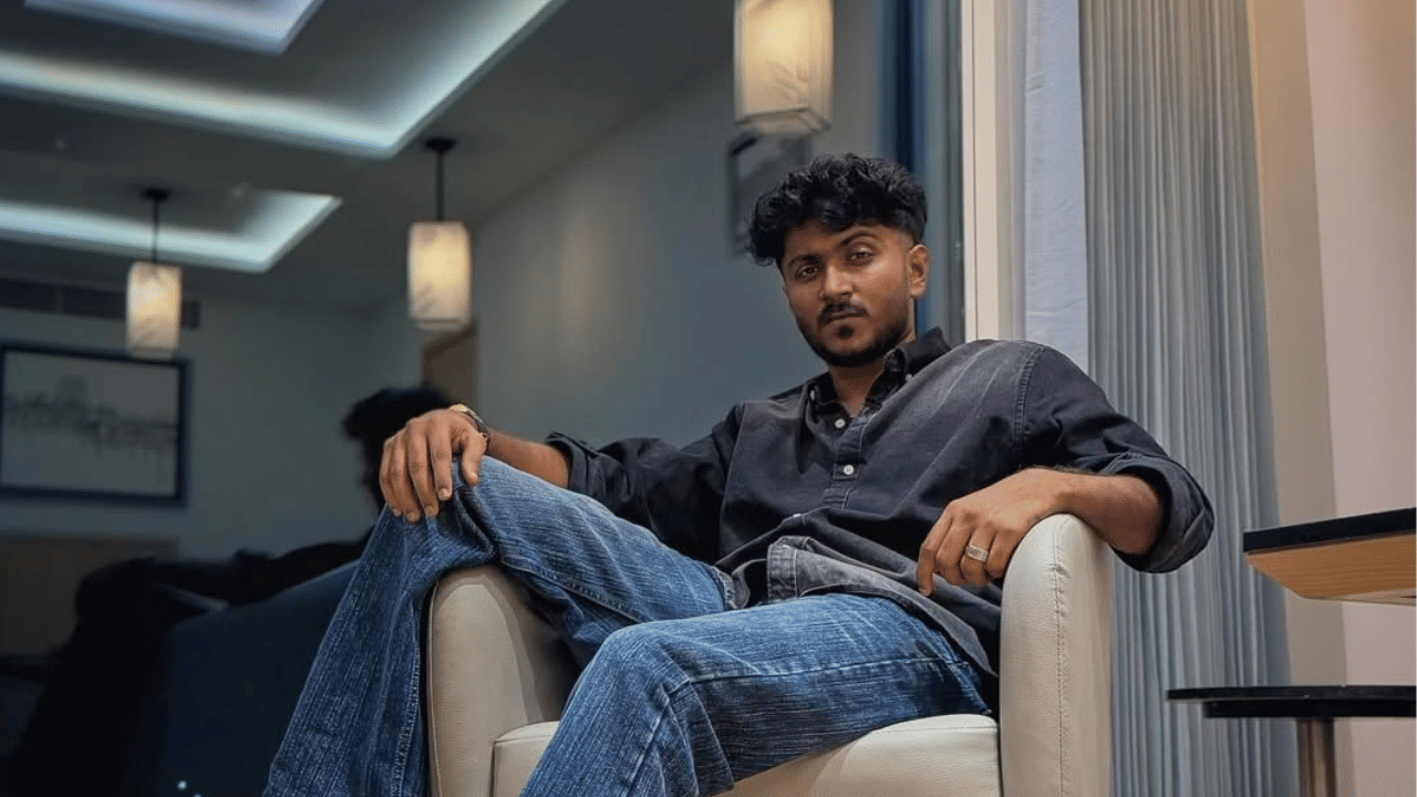 സംസാരിക്കുന്ന കാര്യങ്ങളൊക്കെ മറ്റൊരു രീതിയിലേക്ക് മാറ്റി കുറച്ച് എന്റർടെയ്നിങ്ങായി അവതരിപ്പിക്കും, പിന്നീട് ഡയലോ​ഗ് ട്രെൻഡിങ്ങാക്കുന്നത് പ്രേക്ഷകരാണ്. അവരാണ് നമ്മളെ ഈ രീതിയിൽ ആക്കിയതെന്നും ഹാഷിർ പറഞ്ഞു.
