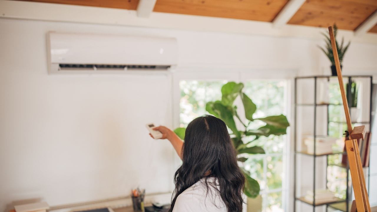 ജനലുകൾ തുറക്കുന്നത്: നമ്മളിൽ പലരുടെയും തെറ്റിദ്ധാരണയാണ് ചൂട് സമയത്ത് എപ്പോഴും ജനലുകൾ തുറന്നിട്ടാൽ വീടിനുള്ളിൽ തണുപ്പ് ഉണ്ടാകുമെന്നത്. എന്നാൽ ഇത് തീർത്തും തെറ്റായ രീതിയാണ്. നിങ്ങൾ പകൽ സമയത്ത് ജനാലകൾ തുറന്നിട്ടാൽ, ചൂട് വായു വീടിനുള്ളിലേക്ക് കയറാൻ ഇത് കാരണമാകും. ഇത് മുറിക്കുള്ളിൽ കൂടുതൽ ചൂട് നിലനിർത്തുകയും ചെയ്യും. 
