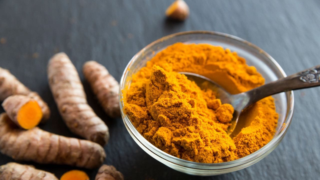 അതല്ല മഞ്ഞൾപ്പൊടി വ്യാജനാണെങ്കിൽ, വെള്ളം കടുത്ത മഞ്ഞനിറമാകുകയോ കലങ്ങുകയോ ചെയ്യും. ഇത് ചോക്ക് പൊടിയോ കൃത്രിമ നിറങ്ങളോ ഉപയോ​ഗിച്ച് നിർമ്മിച്ചതാകാം. അതുപോലെ തന്നെ അല്പം മഞ്ഞൾപ്പൊടി കൈവെള്ളയിൽ വെച്ച് തള്ളവിരൽ കൊണ്ട് നന്നായി ഞെരുടുക. ശുദ്ധമായ മഞ്ഞളാണെങ്കിൽ കൈവെള്ളയിൽ മഞ്ഞനിറം പറ്റിപ്പിടിക്കും. അതുപോലെ മായം കലർന്നതിന് മണം കുറവായിരിക്കും.
