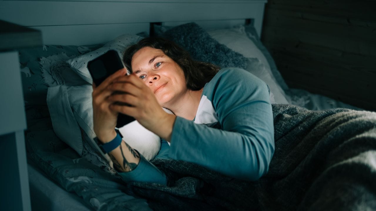 ചൂട് കാലമായതിനാൽ രാത്രികാലങ്ങളിൽ ഉറക്കം പലർക്കും ശരിയാവണമെന്നില്ല. ചൂട് മൂലം രാത്രിയിൽ എഴുന്നേൽക്കുന്നതും, ഉറങ്ങാതെ കിടക്കുന്നതും പിറ്റേ ദിവസം ക്ഷീണം അനുഭവപ്പെടാനുള്ള പ്രധാന കാരണങ്ങളാണ്. അതുപോലെ തന്നെ ശരീരത്തിൽ വെള്ളം കുറയുന്നത് മെറ്റബോളിസത്തെ ബാധിക്കുകയും ക്ഷീണമുണ്ടാക്കുകയും ചെയ്യും. ധാരാളം വെള്ളം കുടിക്കുന്നത് വളരെ നല്ലതാണ്. 
