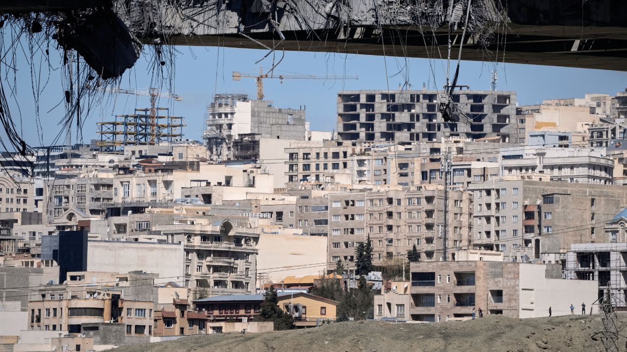 West Asia Conflict: അടുത്ത 48 മണിക്കൂർ നിർണായകം, എവിടെയാണോ അവിടെ തന്നെ തുടരുക; ഇന്ത്യക്കാർക്ക് നിർദ്ദേശം