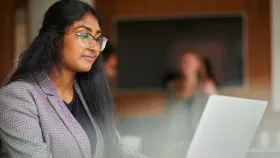 യുഎഇയിൽ ഇനി വീട്ടിലിരുന്ന് ജോലി ചെയ്യുന്നവർക്കും നിയമങ്ങൾ കർശനം