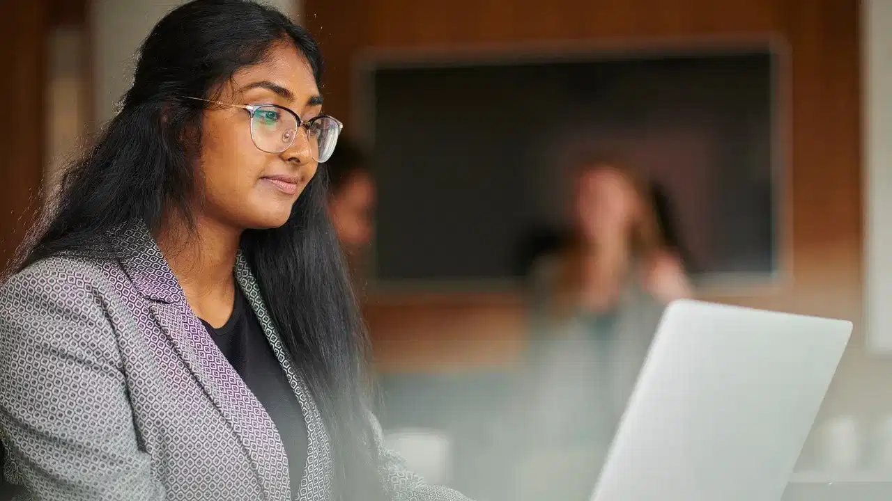 UAE Remote Work Rules: യുഎഇയിൽ ഇനി വീട്ടിലിരുന്ന് ജോലി ചെയ്യുന്നവർക്കും നിയമങ്ങൾ കർശനം; പുതിയ മാർഗ്ഗനിർദ്ദേശങ്ങൾ ഇതാ