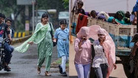 ചുട്ടുപഴുത്ത് കേരളം! കൈനീട്ടമായി ഇന്ന് മഴയെത്തുമോ; കാലാവസ്ഥ