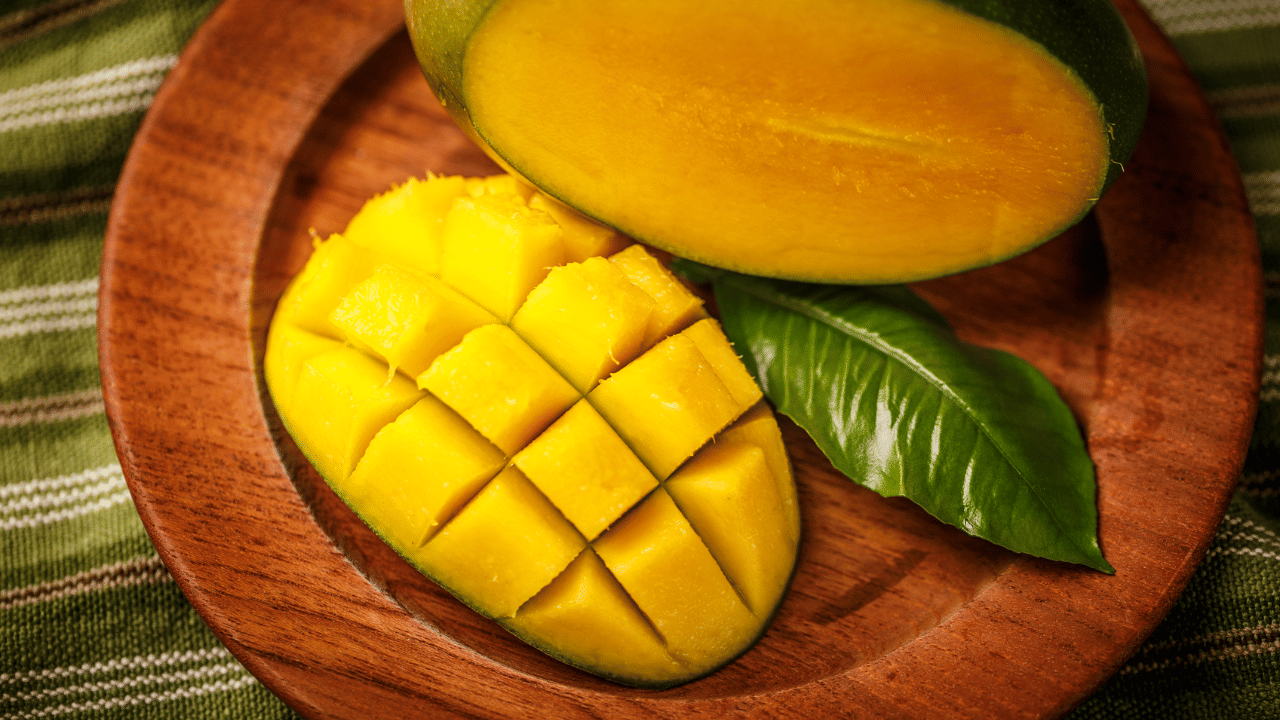 അതുപോലെ തന്നെ പഴുത്ത മാങ്ങയ്ക്ക് നല്ല മണമായിരിക്കും. എന്നാൽ രാസവസ്തുക്കള്‍ ഉപയോഗിച്ച് പഴുപ്പിച്ചതാണെങ്കില്‍ സ്വാഭാവിക ​ഗന്ധം കുറവായിരിക്കും. രാസ ഗന്ധവും ഉണ്ടാവും. ഈ രീതിയിലും മാങ്ങ പരിശോധിക്കാം.
