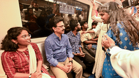 മുഖ്യമന്ത്രി മെട്രോയിൽ, അമ്പരന്ന് യാത്രക്കാർ