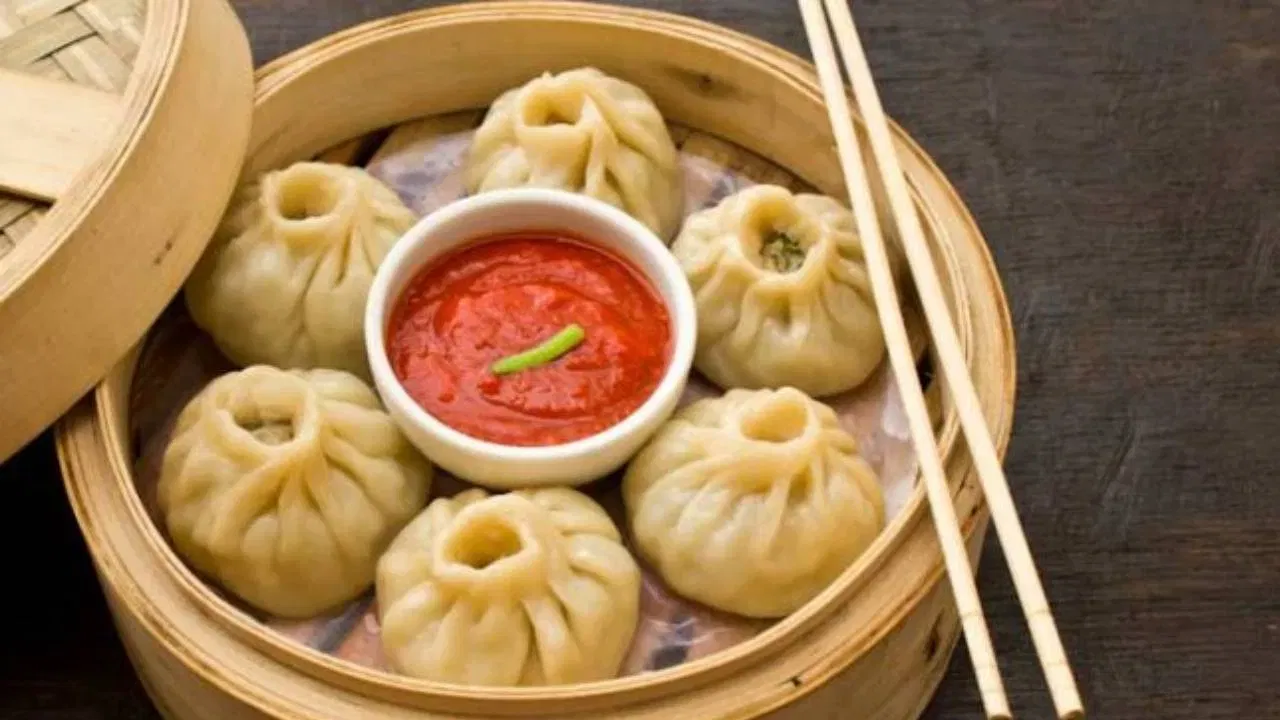 ഭക്ഷണം ആസ്വദിക്കുമ്പോൾ തന്നെ അതിന്റെ അളവ് പരിമിതപ്പെടുത്തേണ്ടത് അത്യാവശ്യമാണ്. വല്ലപ്പോഴും കഴിക്കുന്നതിനേക്കാൾ, മോമോസ് ഒരു നിത്യ ശീലമാക്കുന്നത് ശരീരഭാരം വർദ്ധിപ്പിക്കാനും പോഷക അസന്തുലിതാവസ്ഥയ്ക്കും വഴിവെക്കും.