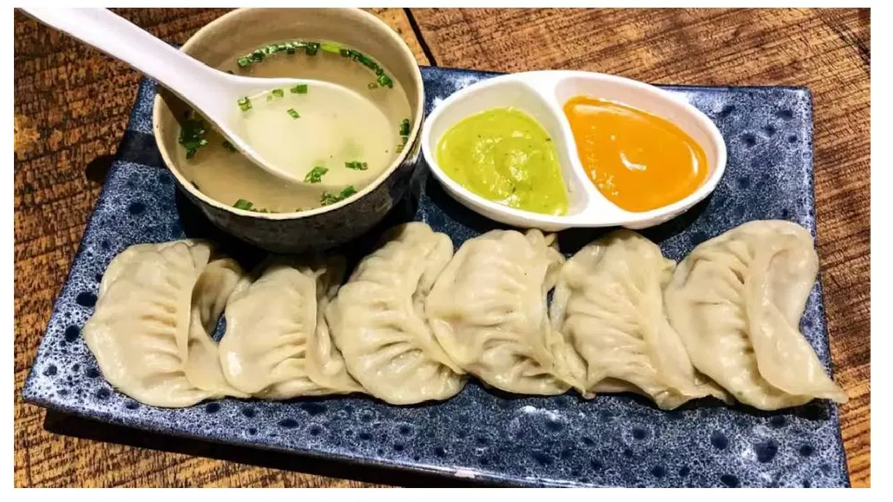 ലഘുഭക്ഷണങ്ങളിൽ ഇന്ന് ഇന്ത്യക്കാരുടെ പ്രിയപ്പെട്ട വിഭവമായി മോമോസ് മാറിയിരിക്കുകയാണ്. ആവിയിൽ പുഴുങ്ങിയതും തന്തൂരിയും പെരി പെരിയുമൊക്കെയായി വൈവിധ്യമാർന്ന രുചികളിൽ മോമോസ് ലഭ്യമാണ്. എന്നാൽ, മോമോസ് പതിവായി കഴിക്കുന്നത് ഗുരുതരമായ ആരോഗ്യപ്രശ്നങ്ങൾക്ക് കാരണമായേക്കാമെന്ന് ആരോഗ്യവിദഗ്ധർ മുന്നറിയിപ്പ് നൽകുന്നു.