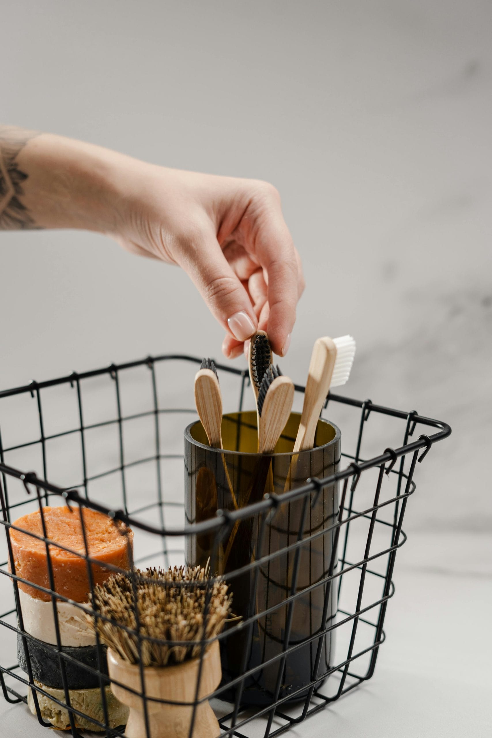 ബ്രഷിന്റെ നാരുകൾ വശങ്ങളിലേക്ക് വളഞ്ഞു തുടങ്ങുകയോ, അവയുടെ അഗ്രം രണ്ടായി പിളർന്ന് നിൽക്കുന്നതോ ശ്രദ്ധയിൽപ്പെട്ടാൽ ആ ബ്രഷ് ഉടനെ തന്നെ മാറ്റണം. കാരണം ഇത്തരത്തിൽ തേയ്മാനം സംഭവിച്ച ബ്രഷുകൾ പല്ലുകൾക്കിടയിലെ അഴുക്ക് ശരിയായി നീക്കം ചെയ്യില്ല. അതുകൂടാതെ അവ പല്ലിൻ്റെ ഇനാമലിനെയും മോണയെയും നാശമാക്കുകയും ചെയ്യുന്നു.
