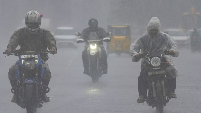 ഇടിയും മഴയും തെക്കന്മാർക്കു മാത്രമോ? നാളെ ന്യൂനമർദ്ദ സാധ്യത...