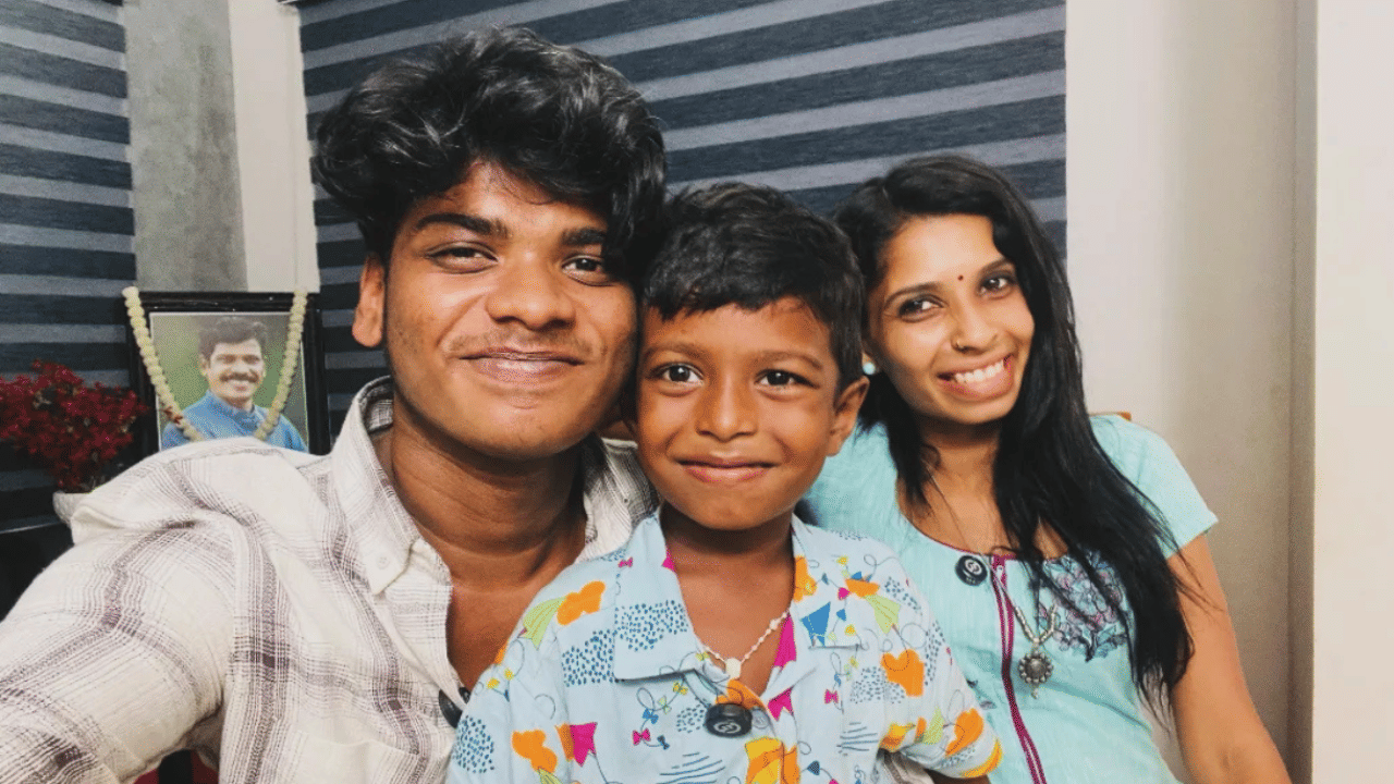 അന്തരിച്ച കലാകാരൻ കൊല്ലം സുധിയുടെ ഭാ​ര്യ എന്ന പേരിൽ മലയാള പ്രേക്ഷകർക്ക് സുപരിചിതയായ വ്യക്തിയാണ് രേണുസുധി. നിലവിൽ റീലുകളിലൂടെയും ഷോർട്ട് ഫിലിമുകളിലൂടെയും സ്വന്തമായി ഒരു ആരാധക വൃന്ദം രേണുവിനുണ്ട്.
