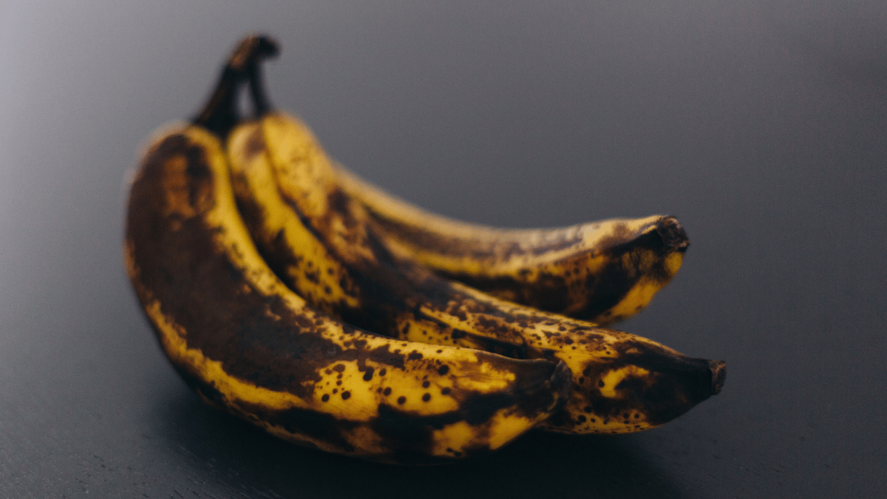 Banana: വാഴപ്പഴം പെട്ടെന്ന് കറുത്തുപോകുന്നുണ്ടോ? ആഴ്ചകളോളം ഫ്രഷ് ആയി സൂക്ഷിക്കാൻ ഇങ്ങനെ ചെയ്തുനോക്കൂ