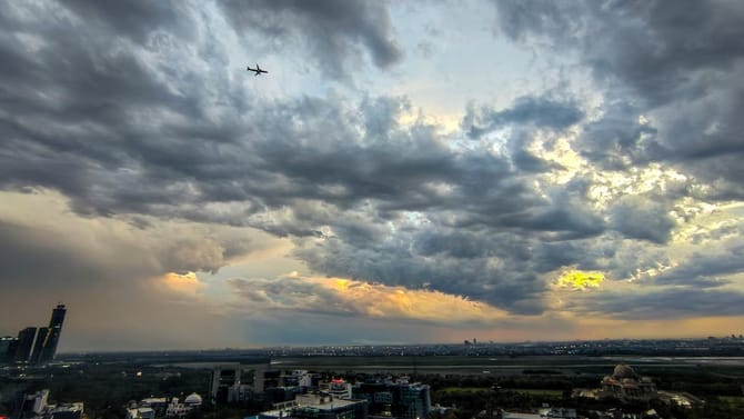 റിയാദിൽ കനത്ത മഴ; നേരിടാൻ 9,000 ജീവനക്കാരും 2,000 വാഹനങ്ങളും