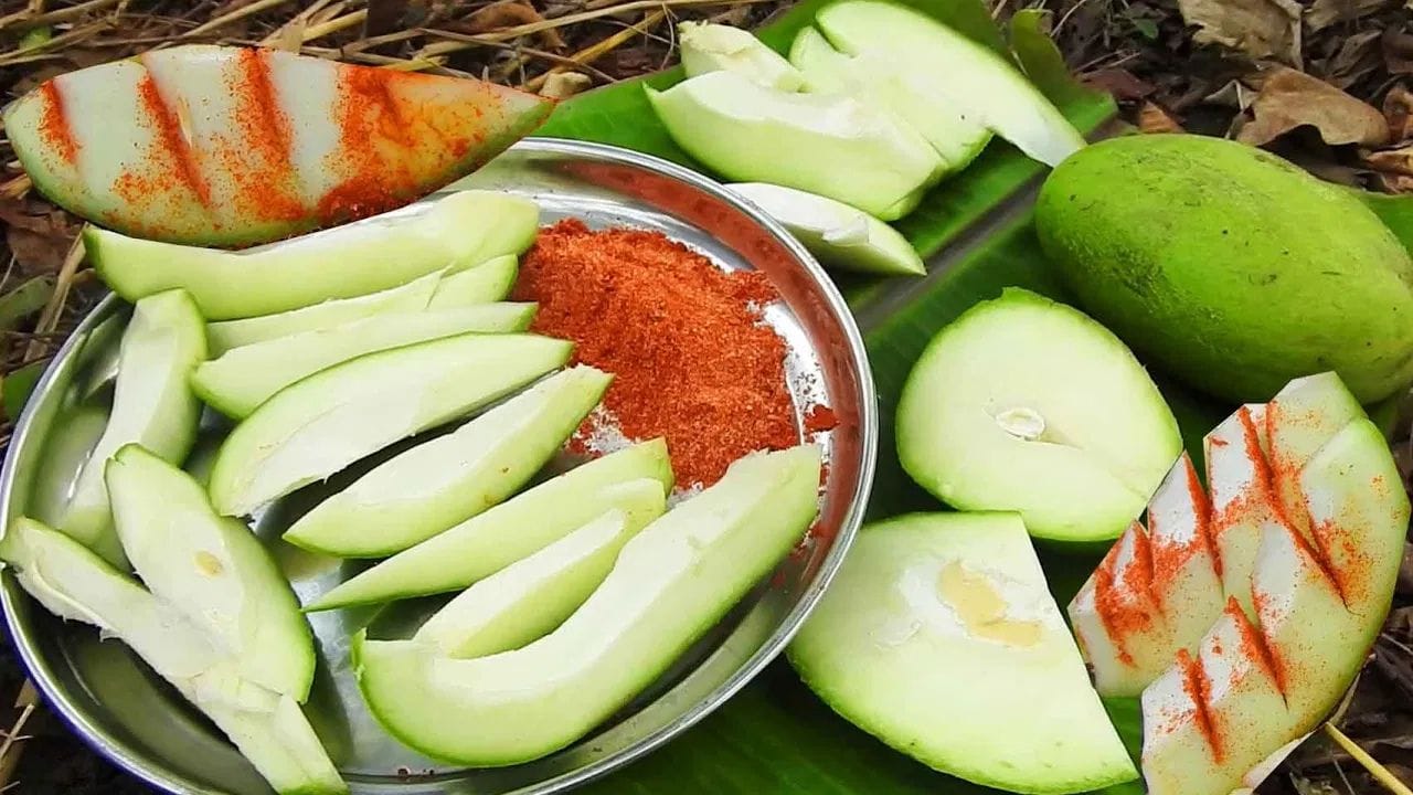 ഉപ്പിലിട്ട മാങ്ങയോ നെല്ലിക്കയോ കണ്ടാൽ വായിൽ വെള്ളമൂറാത്തവർ ചുരുക്കമാണ്. ശരീരത്തിന്റെ സുഗമമായ പ്രവർത്തനത്തിന് സോഡിയം അത്യാവശ്യമാണെങ്കിലും, ഉപ്പിനോടുള്ള അമിതമായ ആസക്തി ചിലപ്പോൾ ശരീരത്തിന്റെ അപായ സൂചനകളാകാമെന്ന് വിദഗ്ധർ ചൂണ്ടിക്കാട്ടുന്നു. (Image Credit Source: Getty Images)