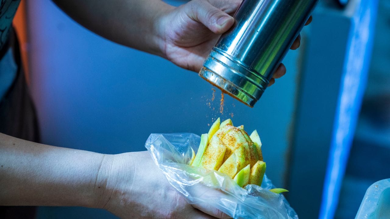 കൃത്യമായ ഉറക്കം ലഭിക്കാത്തത് ഭക്ഷണക്രമത്തെ ബാധിക്കുകയും ഉപ്പിനോടുള്ള താൽപ്പര്യം വർധിപ്പിക്കുകയും ചെയ്യുമെന്ന് പഠനങ്ങൾ പറയുന്നു. അഡ്രീനൽ ഗ്രന്ഥികളെ ബാധിക്കുന്ന അഡിസൺസ് രോഗം, സിസ്റ്റിക് ഫൈബ്രോസിസ്, ബാർട്ടർ സിൻഡ്രോം തുടങ്ങിയ അവസ്ഥകൾ സോഡിയത്തിന്റെ അളവിനെ ബാധിക്കുകയും ഉപ്പിനോടുള്ള ആസക്തിക്ക് കാരണമാവുകയും ചെയ്യും.