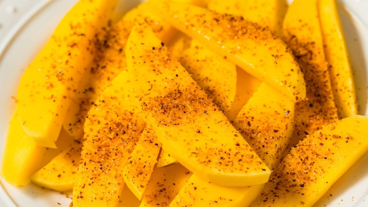 രുചിക്ക് വേണ്ടി അമിതമായി ഉപ്പ് ഉപയോഗിക്കുന്നത് രക്തസമ്മർദ്ദം വർധിക്കാൻ കാരണമാകും. ഇത് ഹൃദയം, വൃക്കകൾ, തലച്ചോറ് എന്നിവയുടെ ആരോഗ്യത്തെ ദോഷകരമായി ബാധിക്കും. ശരീരത്തിൽ അമിതമായി ജലം കെട്ടിനിൽക്കാനും ഇത് ഇടയാക്കും.