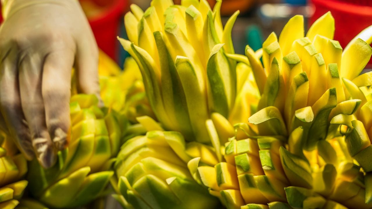 ഉപ്പിലിട്ട മാങ്ങയോ നെല്ലിക്കയോ കണ്ടാൽ വായിൽ വെള്ളമൂറാത്തവർ ചുരുക്കമാണ്. ശരീരത്തിന്റെ സുഗമമായ പ്രവർത്തനത്തിന് സോഡിയം അത്യാവശ്യമാണെങ്കിലും, ഉപ്പിനോടുള്ള അമിതമായ ആസക്തി ചിലപ്പോൾ ശരീരത്തിന്റെ അപായ സൂചനകളാകാമെന്ന് വിദഗ്ധർ ചൂണ്ടിക്കാട്ടുന്നു.