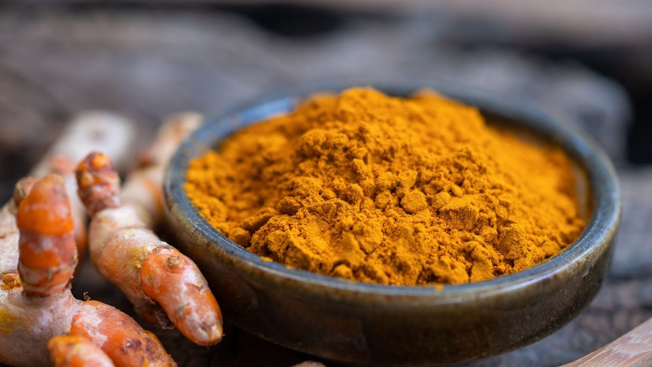 പലവിധ മാരക വിഷാംശങ്ങൾ കലർത്തിയാണ് മഞ്ഞൾപ്പൊടികൾ വിപണിയിൽ എത്തുന്നത്. എന്നാൽ വാങ്ങിയ മഞ്ഞൾ ശുദ്ധമാണോ എന്ന് തിരിച്ചറിയാൻ എന്താണ് ചെയ്യേണ്ടത്. വിഷമിക്കേണ്ട പരിഹാരം വീട്ടിൽ തന്നെയുണ്ട്. നിങ്ങൾക്ക് വളരെ എളുപ്പത്തിൽ അടുക്കളയിൽ തന്നെ മഞ്ഞൾപ്പൊടിയുടെ ശുദ്ധത പരിശോധിക്കാവുന്നതാണ്. എന്താണ് ചെയ്യേണ്ടതെന്ന് നോക്കാം.
