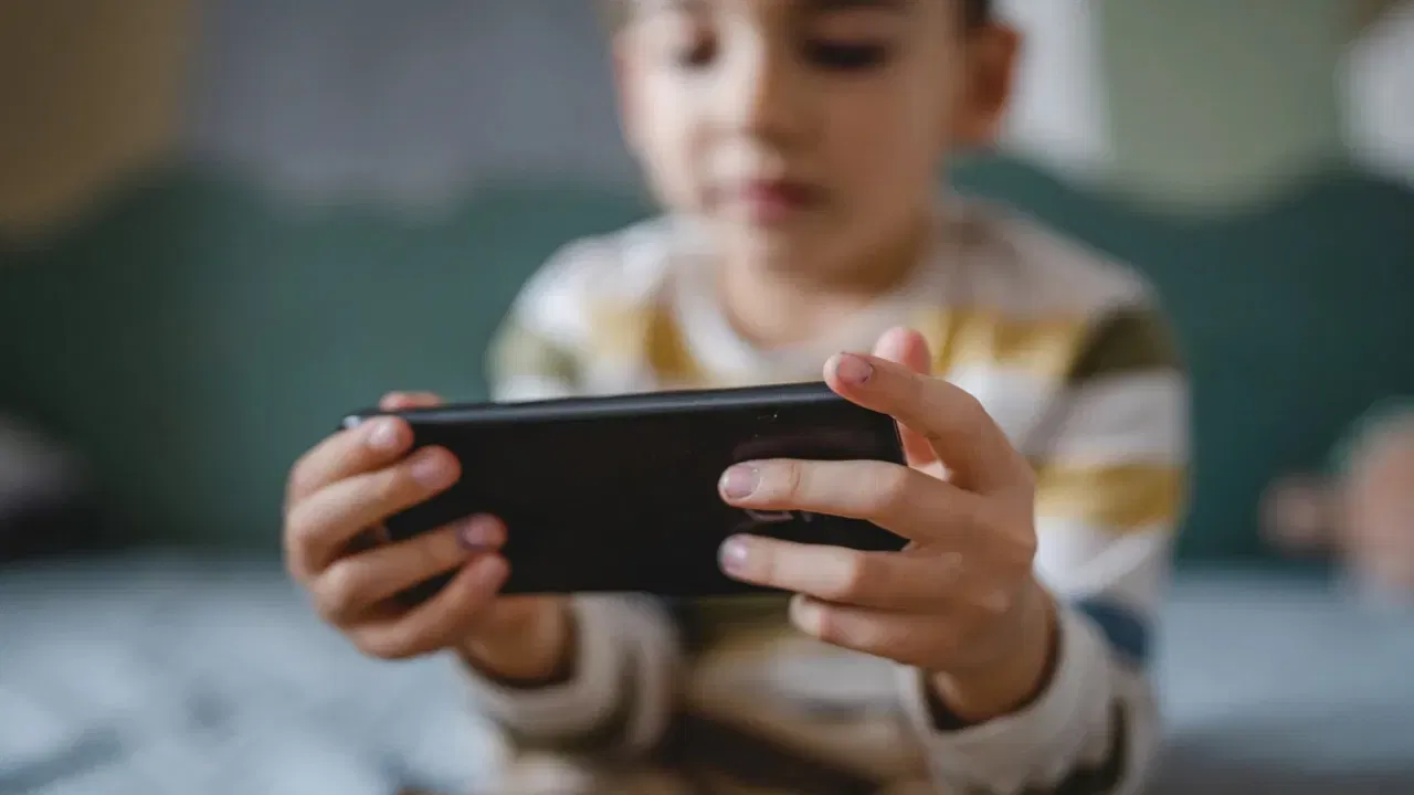 ഭക്ഷണമേശയിൽ മുതിർന്നവരും മൊബൈൽ ഫോൺ ഉപയോഗിക്കാതിരിക്കുക. കുട്ടികൾ മാതാപിതാക്കളെ കണ്ടാണ് പഠിക്കുന്നത്. പെട്ടെന്ന് ഫോൺ മാറ്റുന്നതിന് പകരം, ഭക്ഷണത്തിന്റെ പകുതി സമയം മാത്രം ഫോൺ നൽകി പതിയെ സമയം കുറച്ചുകൊണ്ടുവരിക. ഭക്ഷണത്തിന്റെ നിറം, രുചി എന്നിവയെക്കുറിച്ച് സംസാരിക്കുക. അന്നേദിവസത്തെ വിശേഷങ്ങൾ കുട്ടികളോട് ചോദിച്ചറിയുക.