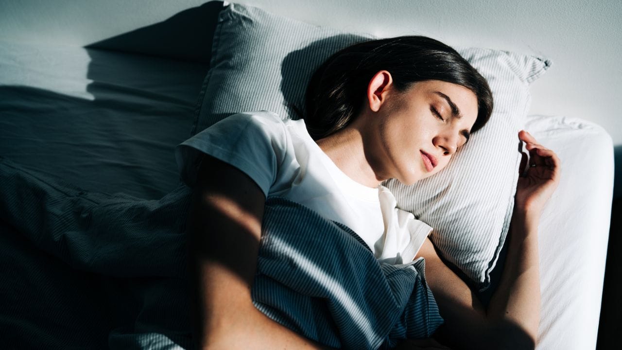 വിറ്റാമിൻ ഡി, വിറ്റാമിൻ ബി12, അയേൺ എന്നിവയുടെ കുറവ് കടുത്ത തളർച്ചയുണ്ടാക്കാറുണ്ട്. ഇതുമൂലെ നമ്മൾ എത്ര ഉറങ്ങിയാലും ക്ഷീണം അനുഭവപ്പെടുന്നതായി തോന്നിയേക്കാം. ഉറങ്ങുന്നതിന് തൊട്ടുമുൻപുള്ള മൊബൈൽ, ലാപ്ടോപ്പ് ഉപയോഗം ഉറക്കത്തിൻ്റെ ​ഗുണമെന്മ ​ഗണ്യമായി കുറയ്ക്കുന്നു. മാനസിക സമ്മർദ്ദമുള്ളവരിൽ എത്ര ഉറങ്ങിയാലും ഉറക്കകുറവ് അനുഭവപ്പെട്ടേക്കാം.
