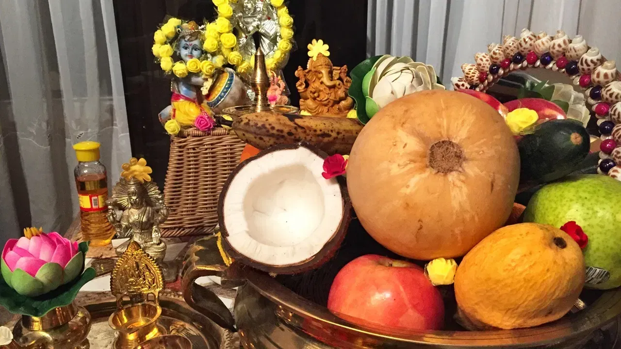 കണിക്കൊന്നയല്ലേ.. കാട്ടിലെ -  പ്പൊന്നിൻ ചിരിയല്ലേ..  കണ്ണന്റെ മാറിലെ കൗസ്തുഭ -  ക്കല്ലിൻ പ്രഭയല്ലേ. ( സു​ഗതകുമാരി)