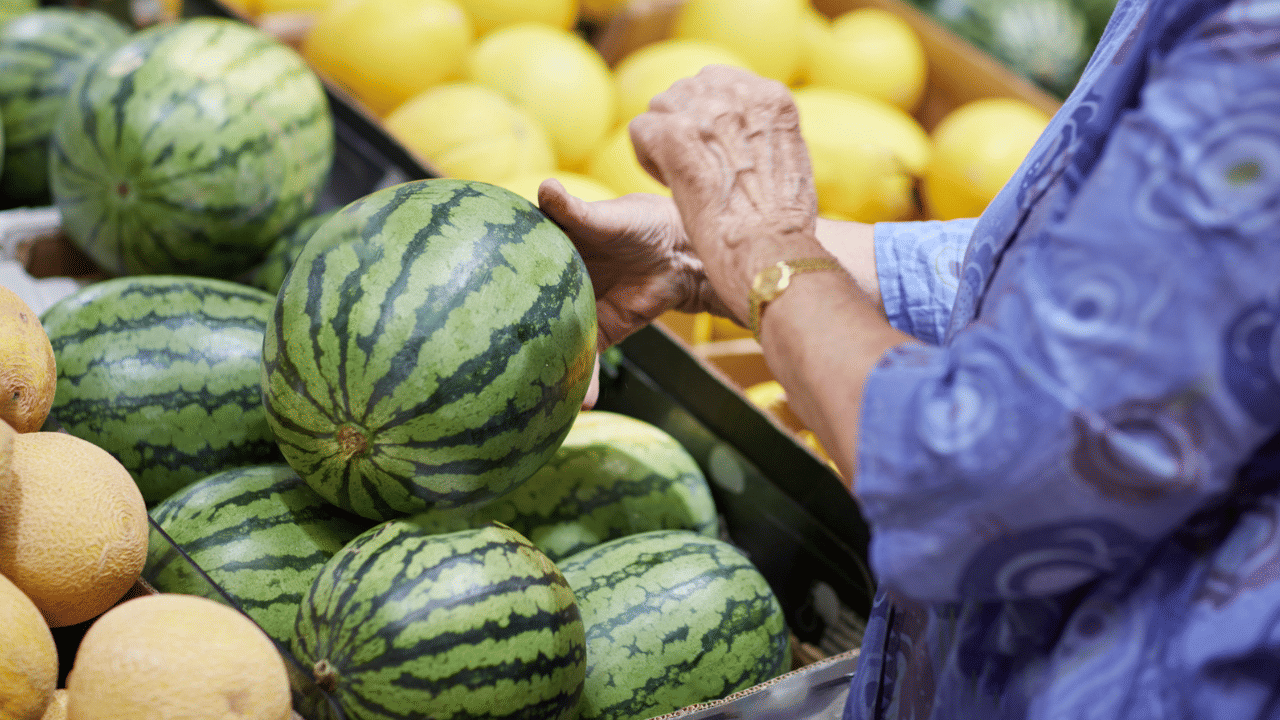 Watermelon: തണ്ണിമത്തൻ മധുരമുണ്ടോ? ഒറ്റനോട്ടത്തിൽ അറിയാം, മുറിച്ചും കഴിച്ചും നോക്കണ്ട Watermelon: തണ്ണിമത്തൻ മധുരമുണ്ടോ? ഒറ്റനോട്ടത്തിൽ അറിയാം, മുറിച്ചും കഴിച്ചും നോക്കണ്ട