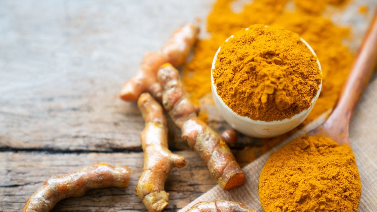 ഏറ്റവും ലളിതമായ ഒരു പരീക്ഷണമാണ് ഒരു ഗ്ലാസ് വെള്ളം ഉപയോഗിച്ചുള്ളത്. ഒരു ഗ്ലാസ്സിൽ മുക്കാൽ ഭാഗത്തോളം ഇളംചൂടുള്ള വെള്ളം എടുക്കുക. ഇതിലേക്ക് ഒരു സ്പൂൺ മഞ്ഞൾപ്പൊടി മുകളിൽ നിന്ന് ഇടുക. ഒരിക്കലും അത് യോജിപ്പിക്കരുത്. ശേഷം അടുത്ത 20 മിനിറ്റ് ഗ്ലാസ് അനക്കാതെ ​വെക്കുക. ശുദ്ധമാണെങ്കിൽ മഞ്ഞൾപ്പൊടി ഗ്ലാസ്സിൻ്റെ അടിയിൽ അടിയുകയും മുകളിലെ വെള്ളം തെളിയുകയും ചെയ്യും. 
