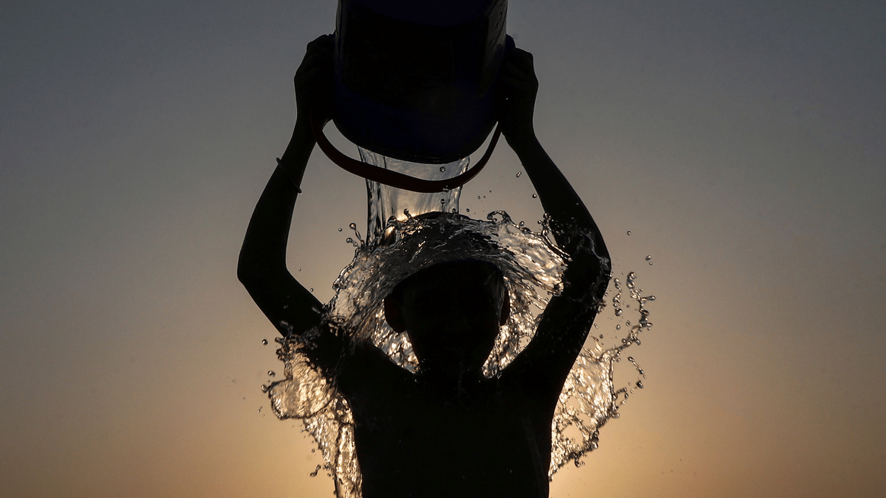 Kerala Weather Update: ചുട്ടുപൊള്ളി കേരളം, ആശ്വാസമഴ ഈ ജില്ലകളിൽ Kerala Weather Update: ചുട്ടുപൊള്ളി കേരളം, ആശ്വാസമഴ ഈ ജില്ലകളിൽ