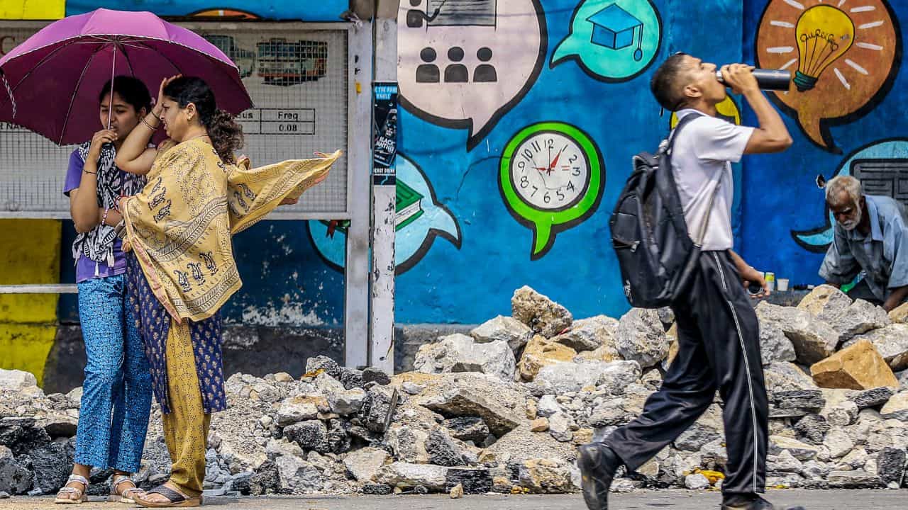 Kerala Weather Update: കുടയെടുത്തോ, മഴ ഉണ്ടെന്നേ.... ചൂടും രക്ഷയില്ല, ഇന്നത്തെ കാലാവസ്ഥ