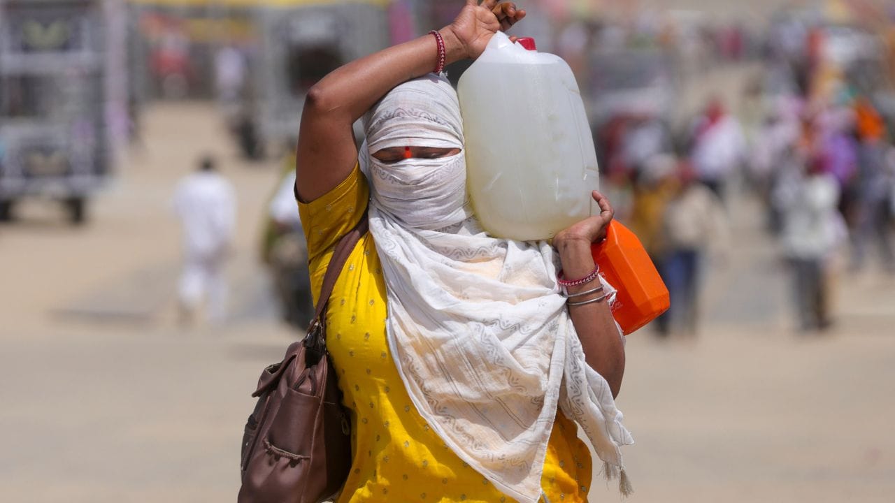 അതേസമയം, ഉത്തരേന്ത്യയിലും ഉഷ്ണതരം​ഗ മുന്നറിയിപ്പ് നൽകിയിട്ടുണ്ട്. വടക്കുപടിഞ്ഞാറൻ ഇന്ത്യയിലും, മധ്യ കിഴക്കൻ ഇന്ത്യയിലും താപനില 40 മുതൽ 44 ഡി​ഗ്രി സെൽഷ്യസ് വരെ ഉയരാൻ സാധ്യതയുണ്ട്. ഡൽഹിയിൽ യെല്ലോ അലർട്ടാണ് പ്രഖ്യാപിച്ചിട്ടുള്ളത്. വരുംദിവസങ്ങളിലും താപനില ഉയർന്നേക്കുമെന്ന് കേന്ദ്ര കാലാവസ്ഥ വകുപ്പ് മുന്നറിയിപ്പ് നൽകിയിട്ടുണ്ട്.
