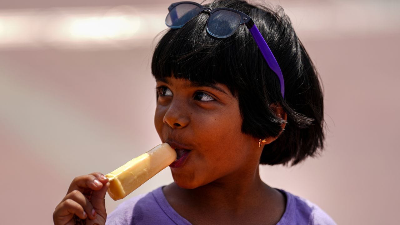 കേരളത്തിൽ ചൂട് കൂടുന്നതിനാൽ അങ്കണവാടികളിലെ പ്രീ സ്‌കൂള്‍ പ്രവര്‍ത്തനം ഒരാഴ്ചത്തേയ്ക്ക് നിര്‍ത്തിവയ്ക്കാന്‍ വനിത ശിശുവികസന വകുപ്പ് തീരുമാനിച്ചിട്ടുണ്ട്. ചൂട് കൂടുന്ന സാഹചര്യത്തിൽ ആവശ്യമായ മുൻകരുതലുകൾ സ്വീകരിക്കേണ്ടതാണ്. ധാരാളം വെള്ളം കുടിക്കാനും പുറത്തിറങ്ങുമ്പോൾ കുട, തൊപ്പി മുതലായവ കരുതാനും ഓർക്കുക. പരമാവധി രാവിലെ 11 മുതൽ ഉച്ചയ്ക്ക് 3 മണിവരെയുള്ള വെയിൽ ഏൽക്കാതിരിക്കുക.
