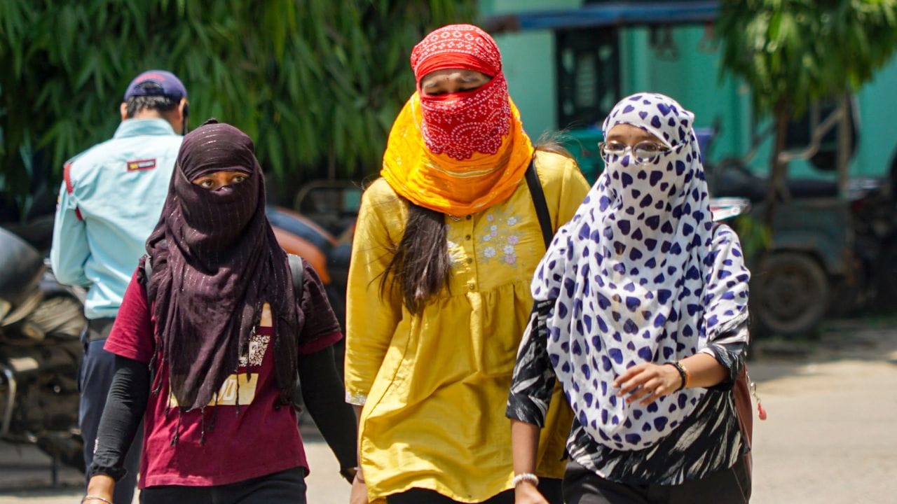 നാളെയും ചെന്നൈയിൽ കാലാവസ്ഥയിൽ വലിയ മാറ്റമുണ്ടാകില്ലെന്നാണ് റിപ്പോർട്ടുകൾ സൂചിപ്പിക്കുന്നത്. 36.2°C മുതൽ 27.1°C വരെയായിരിക്കും താപനില. അന്തരീക്ഷത്തിൽ ഈർപ്പം കൂടുതലായതിനാൽ, കടുത്ത ചൂടും അസ്വസ്ഥതയും അനുഭവപ്പെടാൻ സാധ്യതയുണ്ട്. പൊതുജനങ്ങൾ ആവശ്യമായ മുൻകരുതലുകൾ സ്വീകരിക്കണമെന്നും അധികൃതർ അറിയിച്ചിട്ടുണ്ട്.
