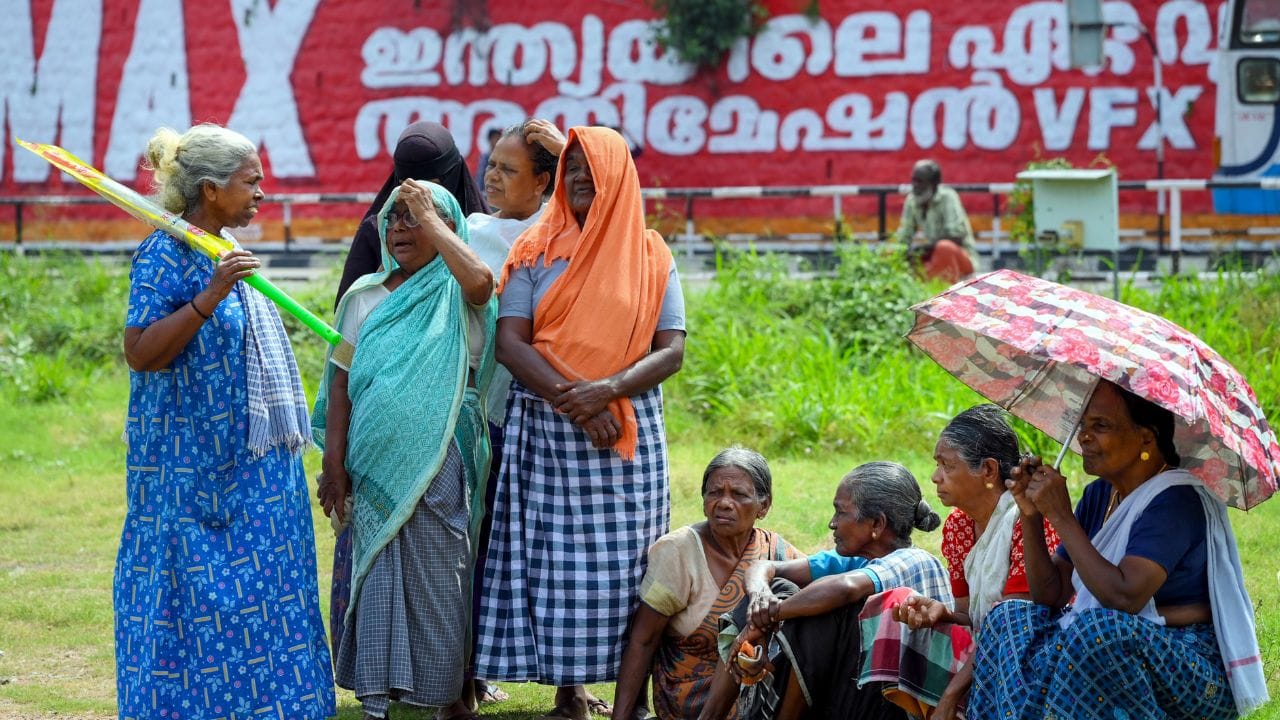 അതേസമയം, അന്തരീക്ഷത്തിൽ ഈർപ്പത്തിന്റെ അളവും 84 ശതമാനത്തോളം ഉയർന്ന നിലയിലായിരിക്കും. അതുകൊണ്ട് തന്നെ താപനിലയേക്കാൾ കൂടുതൽ ചൂട് അനുഭവപ്പെട്ടേക്കാം. റിപ്പോർട്ടുകൾ പ്രകാരം ചെന്നൈയിൽ ഇന്ന് മഴയ്ക്ക് സാധ്യതയില്ല. അൾട്രാവയലറ്റ് സൂചിക സൂചിക 0.2 ആണ്. 100.6 kPa എന്ന നിലയിലായിരിക്കും അന്തരീക്ഷ മർദ്ദം.
