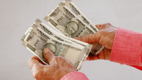 സർക്കാരിന്റെ വിഷു കൈനീട്ടം നേരത്തെ; ക്ഷേമ പെൻഷൻ വിതരണം ആരംഭിച്ചു