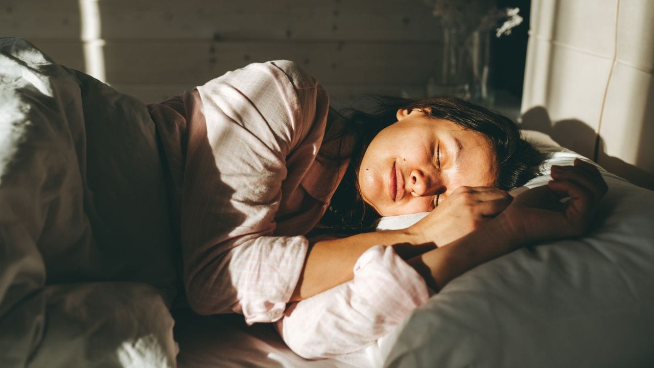 രാത്രി മുഴുവൻ നന്നായി ഉറങ്ങിയിട്ടും പലർക്കും രാവിലെ എഴുന്നേൽക്കുമ്പോൾ കടുത്ത ക്ഷീണം അനുഭവപ്പെടാറുണ്ട്. ചിലർ ഇതിനെ മടിയായിട്ടും ഉറക്കമില്ലായ്ക ആയിട്ടും എല്ലാം കണ്ട് നിസാരമായി തള്ളികളയാറുണ്ട്. എന്നാൽ ഇത്തരം ലക്ഷണങ്ങൾ നമ്മുടെ ആരോ​ഗ്യം മോശമാകുന്നതിൻ്റെ സൂചനകളാണെങ്കിലോ. അത്തരത്തിൽ നിങ്ങളുടെ ശരീരം കാണിച്ചുതരുന്ന ലക്ഷണങ്ങൾ നോക്കാം. (Image Credits Source: Getty Images)
